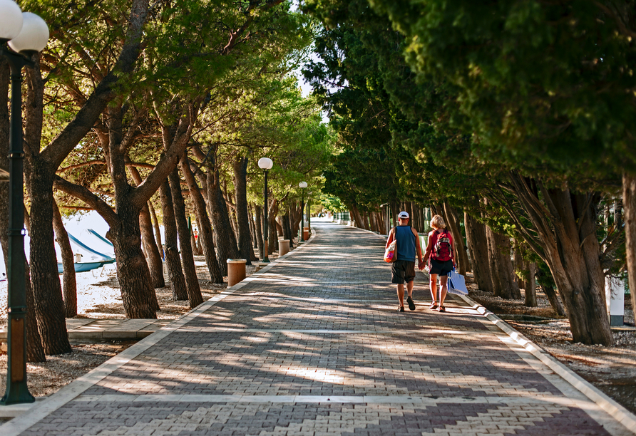 Schlendern Sie entlang der Strandpromenade zum Stadtzentrum oder zum wunderschönen Hafen von Tučepi.