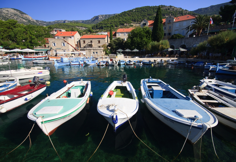 Entdecken Sie die kleine Hafenstadt Bol während Ihres inkludierten Bootsausflugs zur Insel Brač.