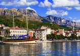 Die Nachbarstadt Makarska besticht mit einem zauberhaften Hafen und ist einen Besuch wert.