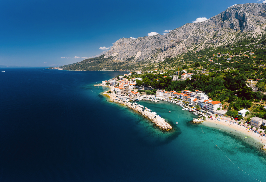 Blick auf die wildromantische Küste der Makarska Riviera mit ihren kleinen Hafenstädten.