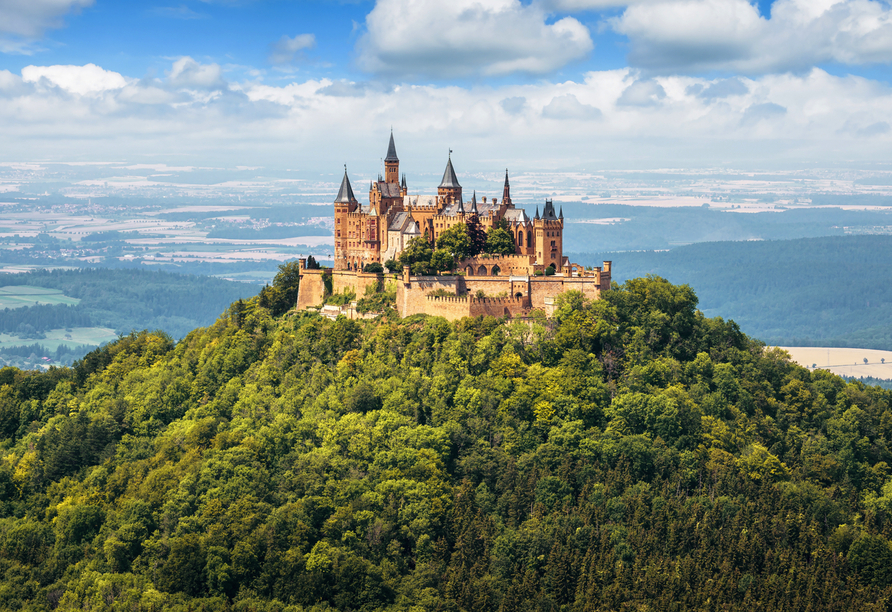 Die Burg Hohenzollern throhn weithin sichtbar auf dem 855 m hohen Burgberg.