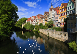 Das Neckarufer bietet den schönsten Blick auf die malerischen Giebelhäuser der Tübinger Altstadt bis zum Hölderlinturm.