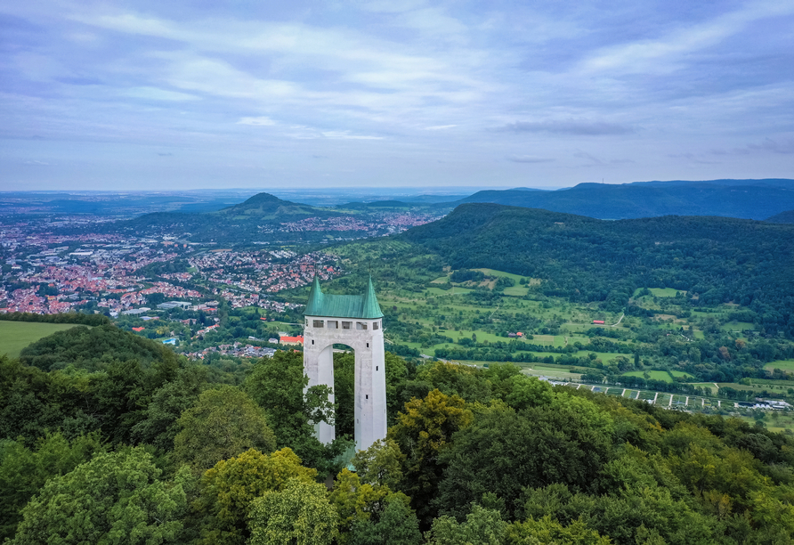 Der Schönbergturm bei Pfullingen erinnert an einen Triumphbogen und gibt vom 2 8m hohen Turm den Blick auf die Schwäbische Alb frei.