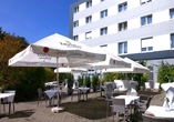 Entspannen Sie auf der großzügigen Sonnenterrasse des Hotel Fortuna Reutlingen/Tübingen.