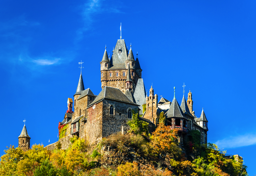 Die imposante Reichsburg thront über Cochem und ist ein beliebtes Ausflugsziel an der Mosel.