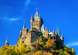 Die imposante Reichsburg thront über Cochem und ist ein beliebtes Ausflugsziel an der Mosel.