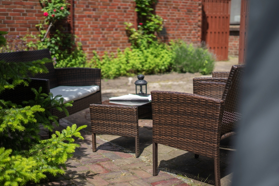 Auf der Terrasse des Hotels können Sie das Wetter genießen.