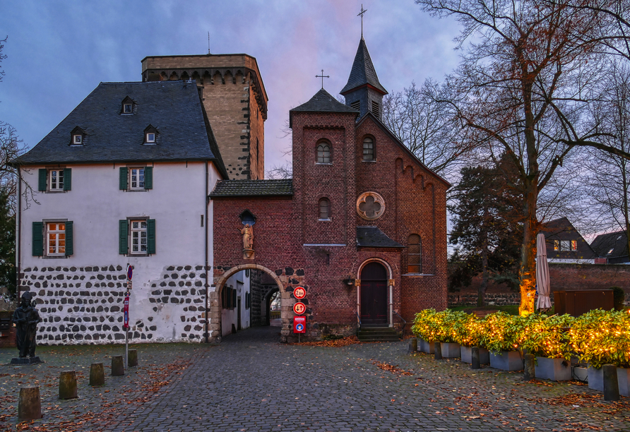 Das Städtchen Zons erwartet Sie mit spannenden historischen Sehenswürdigkeiten.