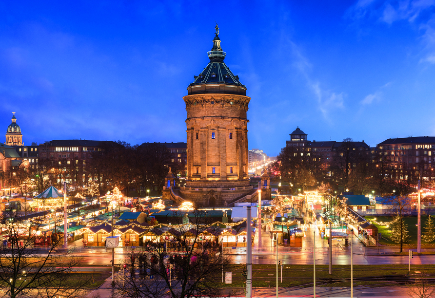 Der Wasserturm in Mannheim erstrahlt in winterlichem Glanz.