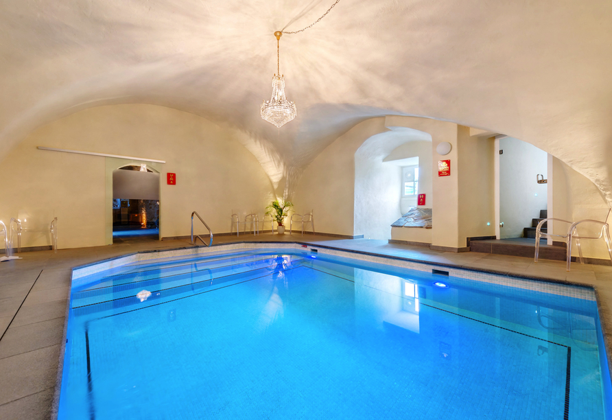 Im Hallenbad des Schlosshotels können Sie sich prima im Wasser erholen.