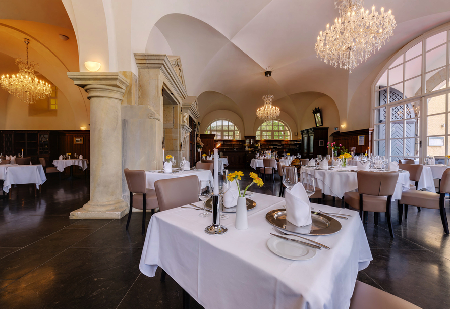 Lassen Sie sich von den kulinarischen Spezialitäten im Restaurant des Schlosshotels verwöhnen.