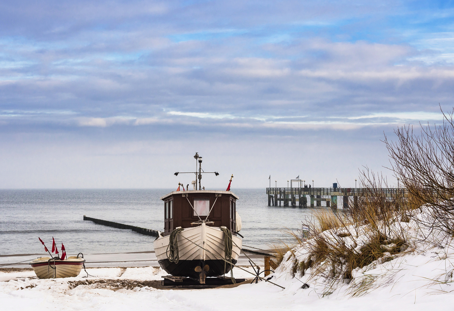 Fischerboot am Strand im Winter, Polnische Ostsee