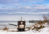 Fischerboot am Strand im Winter, Polnische Ostsee