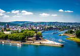 Koblenz ist bekannt für das Deutsche Eck, an dem Mosel und Rhein zusammenfließen.