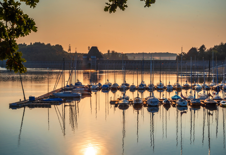 Unternehmen Sie eine Bootsfahrt auf dem Möhnesee.