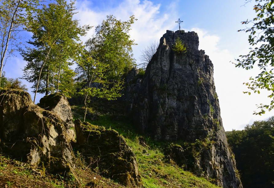 Erklimmen Sie den Bilsteinfelsen bei Warstein. Auch die nahegelegenen Tropfsteinhöhlen sind einen Besuch wert.