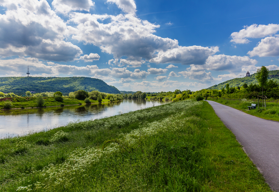 In Ihrem Urlaub lädt der Weser-Radweg zu einer Radtour ein.