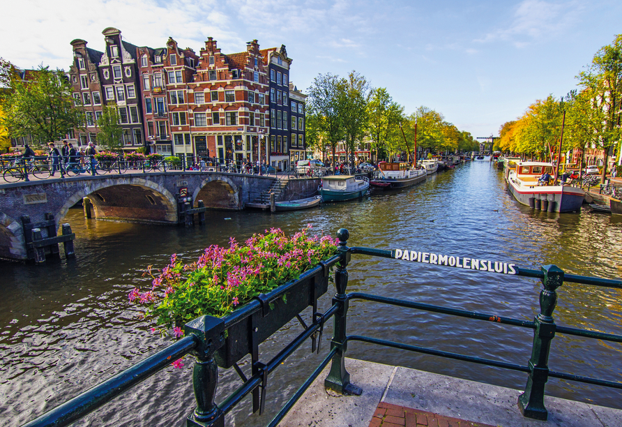 Malerische Grachten und Brücken, historische Häuser und kuriose Sehenswürdigkeiten – Amsterdam ist eine Stadt wie aus dem Märchen.