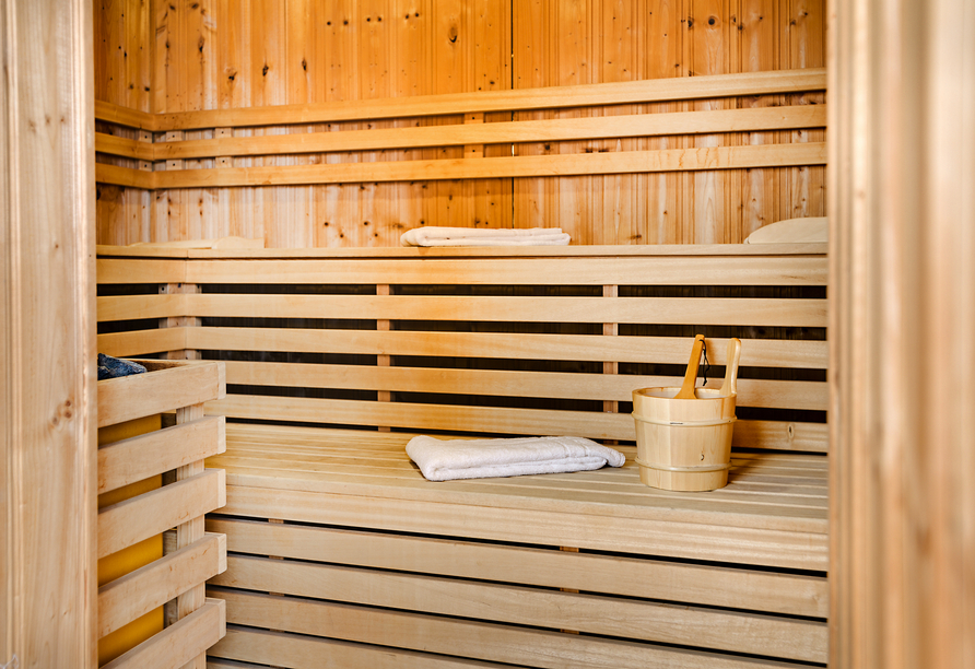 Machen Sie einen Aufguss in der Finnischen Sauna.