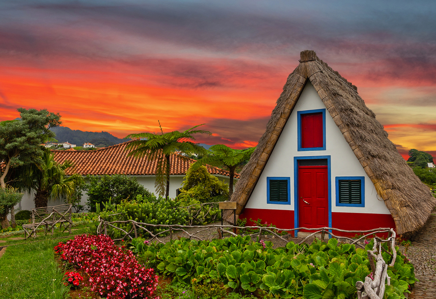 Santana mit den typischen strohbedeckten Häusern werden Sie bei einem Ausflug in den Nordosten Madeiras näher kennenlernen.