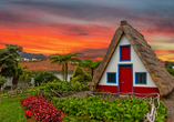 Santana mit den typischen strohbedeckten Häusern werden Sie bei einem Ausflug in den Nordosten Madeiras näher kennenlernen.