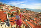 Genießen Sie den Panoramablick über Lissabon im Stadtviertel Alfama bei Ihrem inkludierten Auslfug.