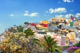 Bestaunen Sie die wunderschönen bunten Häuser in Las Palmas de Gran Canaria.