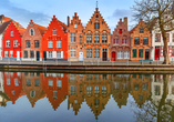 Hübsche, bunte Häuser zieren die zahlreichen Kanäle im belgischen Brügge.