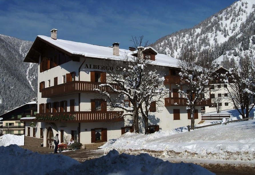 Außenansicht des Hotels Stella Alpina im Winter