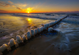 Die winterliche Ostsee lädt zu Spaziergängen bei Sonnenuntergang ein.