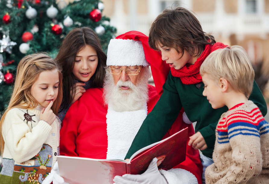 Für die Kinder kommt der Nikolaus zu Besuch.