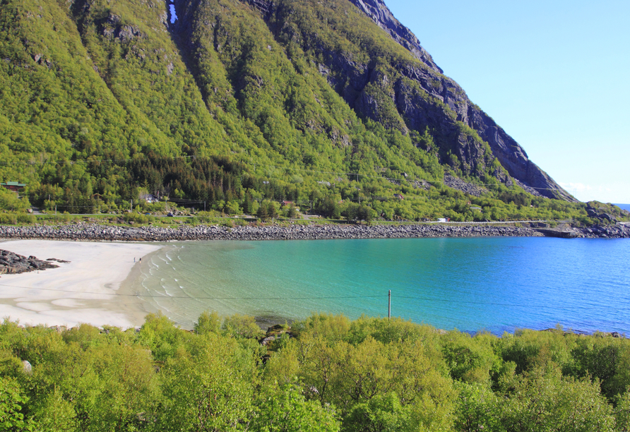 Der Strand von Rørvik versprüht sommerliches Flair.