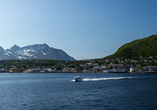 Umgeben von Bergen und Fjorden liegt Skjervøy.
