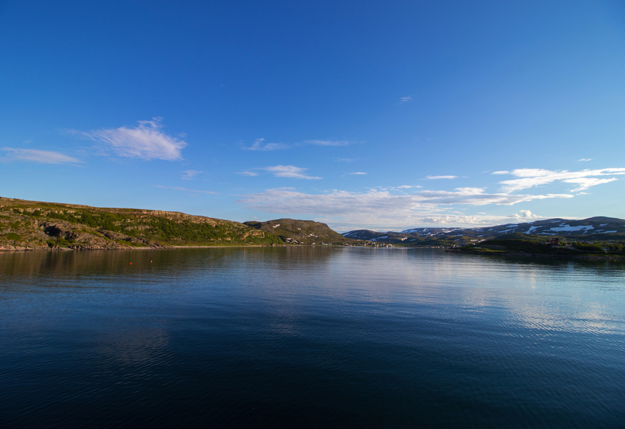 Båtsfjord liegt wunderschön an der rauen Nordküste Norwegens.