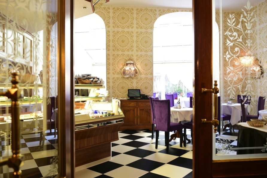 Im Café des Hotels warten leckere Speisen und Getränke auf Sie.