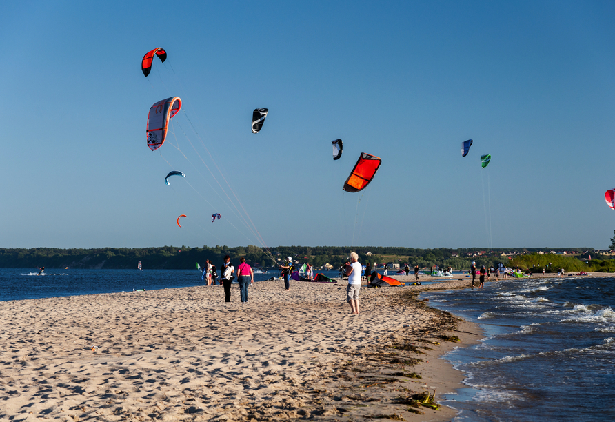 Kitesurfing ist an der Polnischen Ostsee sehr beliebt. 