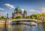 Auch die Berliner Kathedrale liegt am Wasser und fasziniert mit ihrem grandiosen Anblick.
