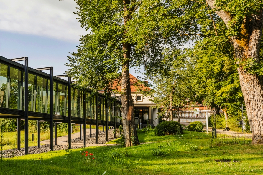 Über einen Gang erreichen Sie das Badehaus des Kurhaus Hotels Bad Bocklet.