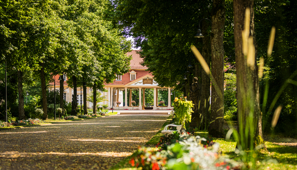 Idyllisch im Kurpark gelegen begrüßt Sie Ihr Kurhaus Hotel Bad Bocklet.