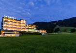 Außenansicht des Hotels Harfenwirt am Abend