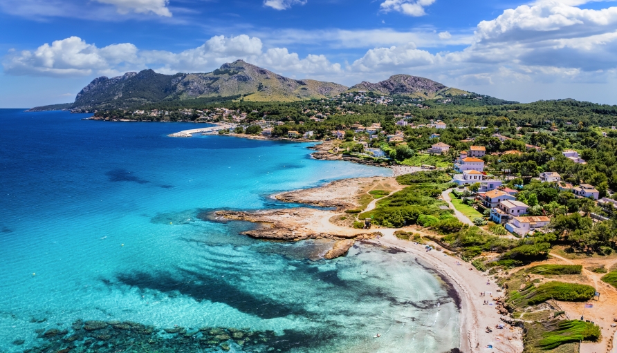 Auf Mallorca erwarten Sie immer wieder paradiesische Buchten mit türkisfarbenem Wasser, die zum Baden und Erholen einladen.