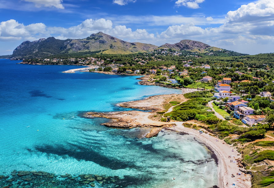 Auf Mallorca erwarten Sie immer wieder paradiesische Buchten mit türkisfarbenem Wasser, die zum Baden und Erholen einladen.