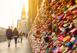 Verewigen Sie Ihre Liebe mit einem Liebesschloss auf der Hohenzollernbrücke in Köln.