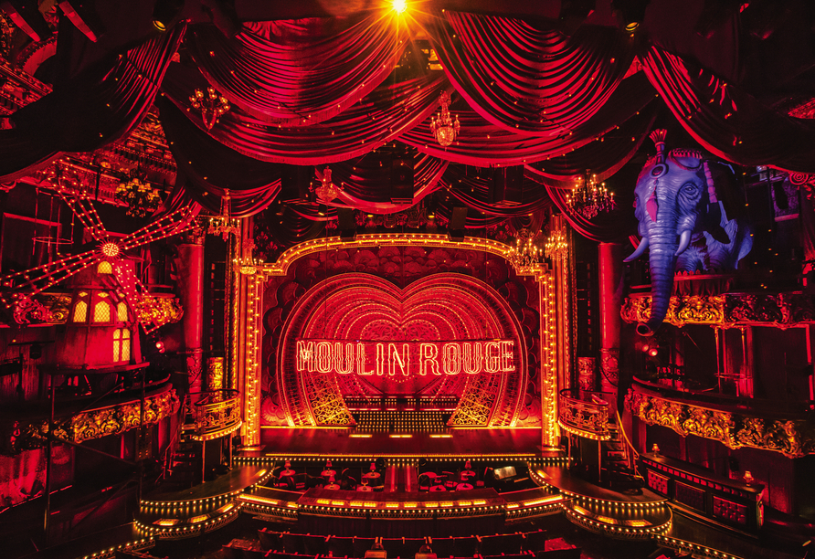 Eine einzigartige Theaterkulisse im Vorbild des Moulin Rouge in Paris verzaubert den Musical Dome in eine andere Welt.