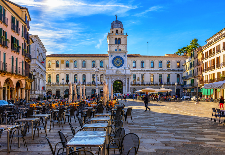 Besuchen Sie die Piazza dei Signori mit dem bekannten Uhrenturm des Palazzo del Capitano in Padua.