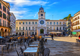 Besuchen Sie die Piazza dei Signori mit dem bekannten Uhrenturm des Palazzo del Capitano in Padua.