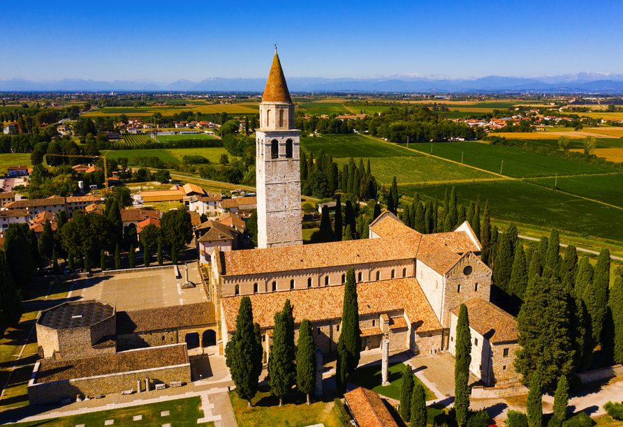 In Aquileia ist die Basilica di Santa Maria Assunta ein Zeuge der glanzvollen Vergangenheit.