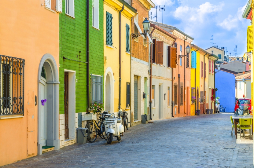 Erleben Sie romantisch, italienische Atmosphäre in der bunten Fishing Street von Rimini.