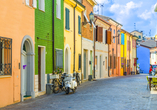 Erleben Sie romantisch, italienische Atmosphäre in der bunten Fishing Street von Rimini.