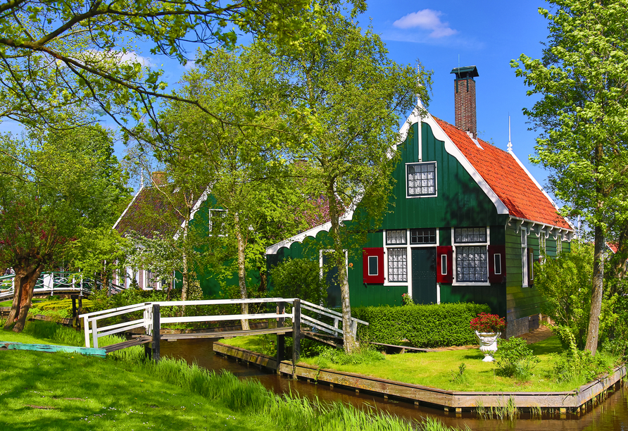Lassen Sie sich von den traditionellen niederländischen Häuschen der Zaanse Schans in Zaandam verzücken.